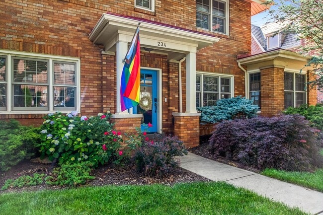 Building Photo - *Beautifully Updated & Spacious 4BD/4BA Si...