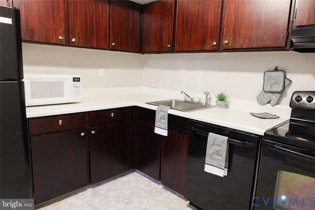 Foto del edificio - 3221 Hunters Mill Dr