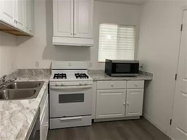 Foto del edificio - 5820 Calvin Ave