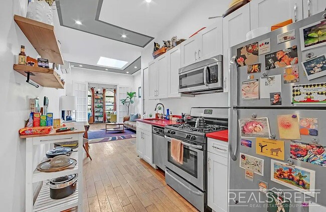 Building Photo - Beautiful 3 bed / 1 bath apartment in Bushwick, prime location!