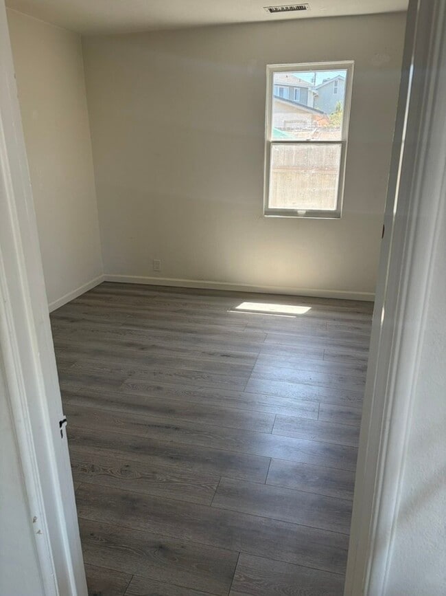 Foto del edificio - 1531 Newport Ave