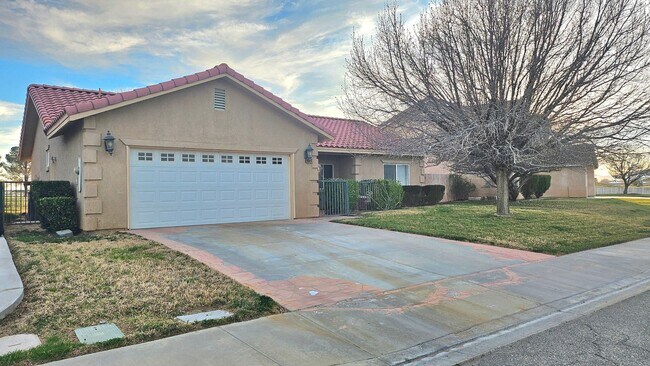 Foto del edificio - Parkway Village Beauty - 3 Bed + 3 Bth!