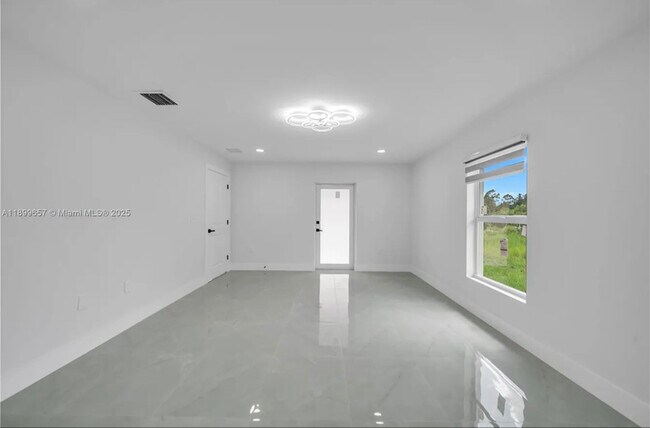 Foto del edificio - 513 Walter Gifford Ave S