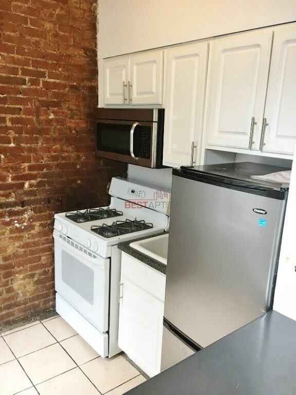 Building Photo - 370 W 46th St