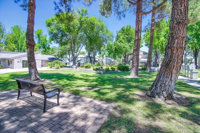 Foto del edificio - Village Green Apartments
