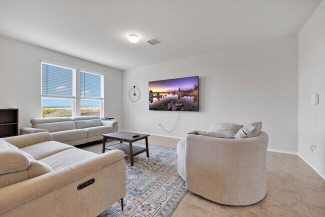 Building Photo - Spacious Two-Story Home with Loft and Flex...