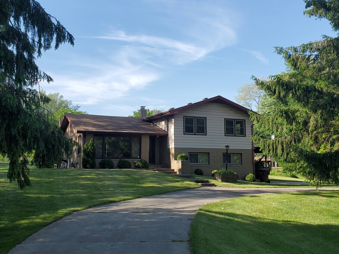 591 E Glenlord Rd, Saint Joseph, MI 49085 House Rental in Saint