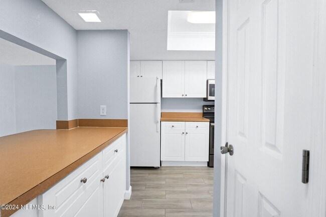 Building Photo - 3870 Mission Dr