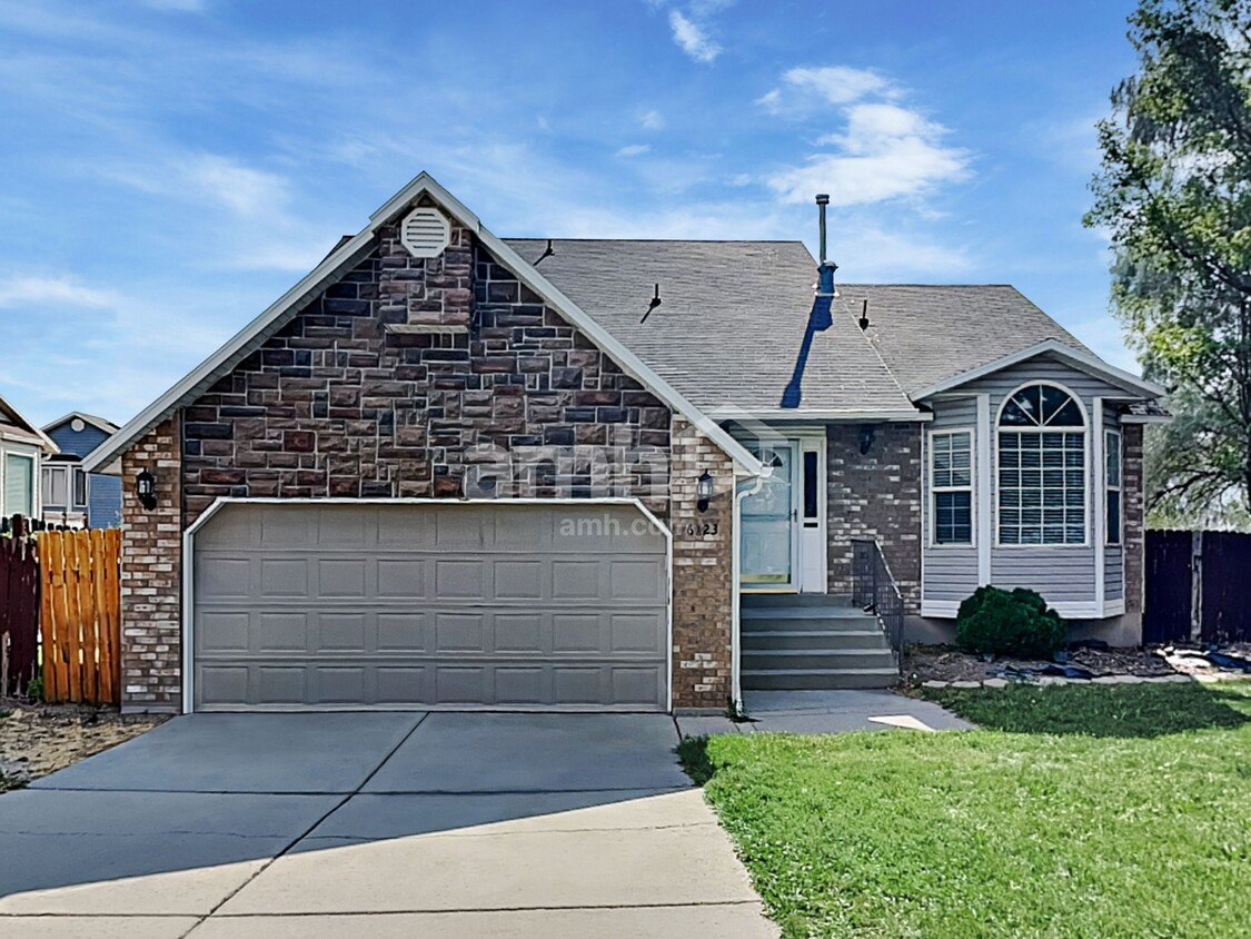Primary Photo - 6123 Van Gogh Cir