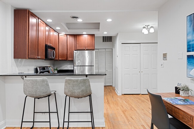 Building Photo - 950 W Belle Plaine Ave