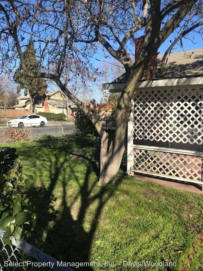 Building Photo - 2 br, 1 bath House - 7 Elm St