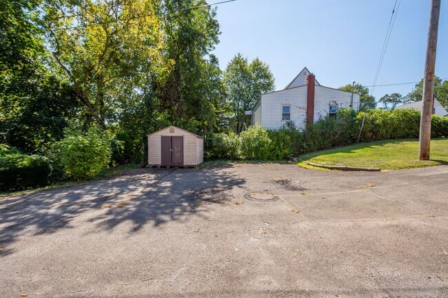 Foto del edificio - SCORE 50% OFF 1ST MONTH'S RENT IF SIGNED BY FEB 13! Stunning 4 Bedroom home in North Versailles a...