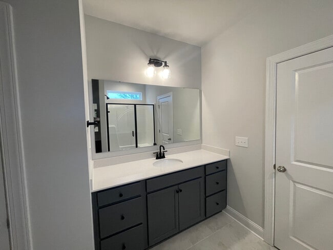 Foto del edificio - 704 Sutherland Ct