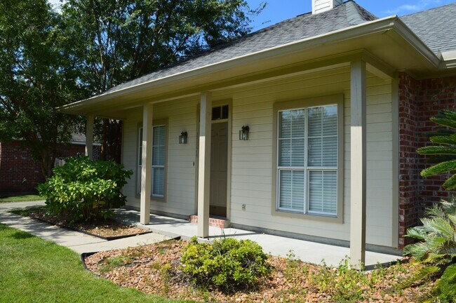 Foto del edificio - 18574 Lake Iris Ave