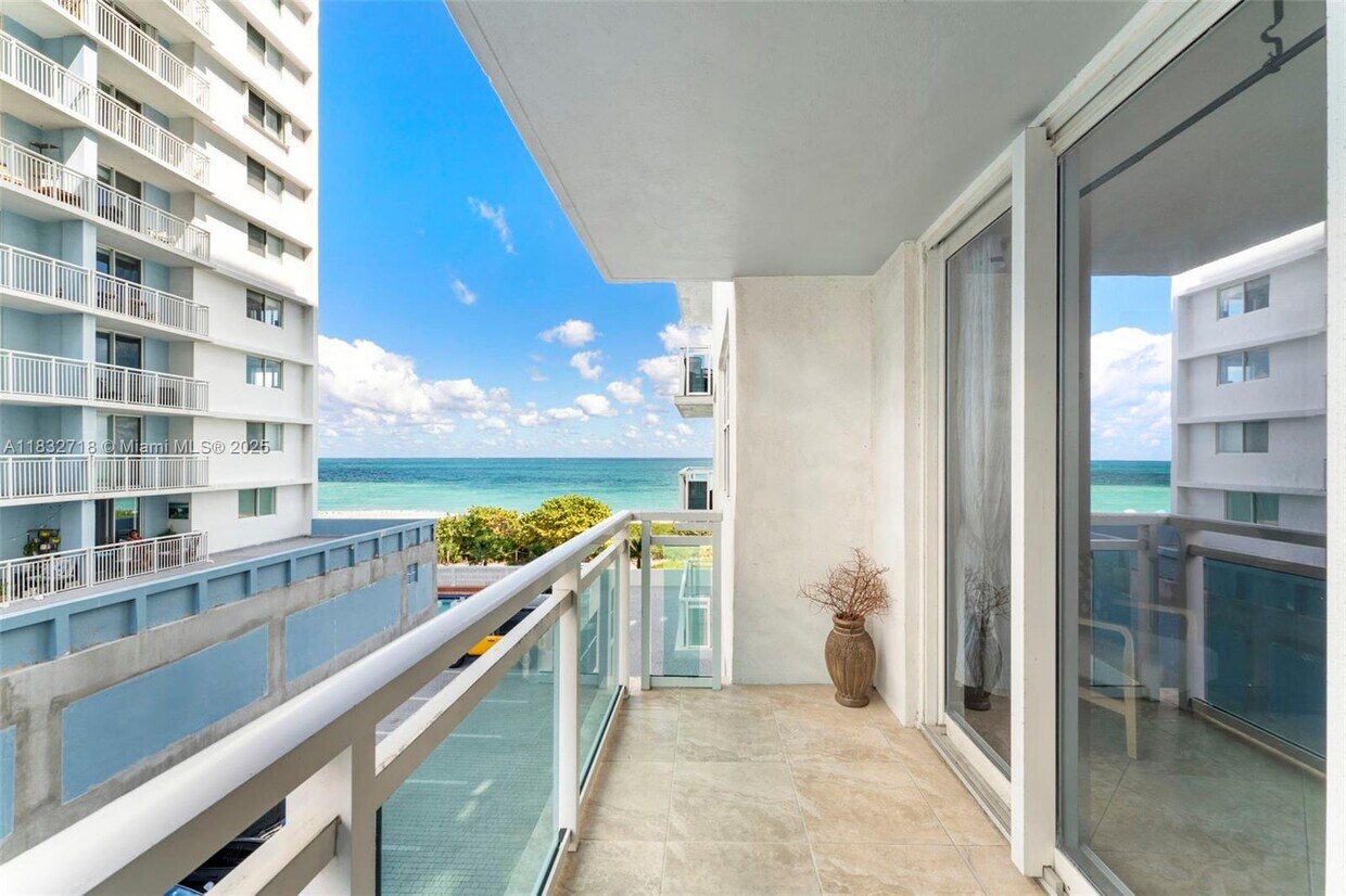 Foto principal - 6917 Collins Ave