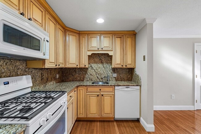 Building Photo - 305 Pine St