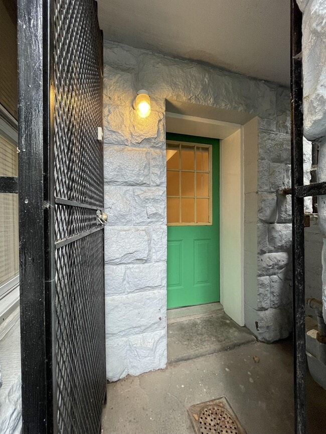 Photo - 609 Q St NW (Washington, DC) House