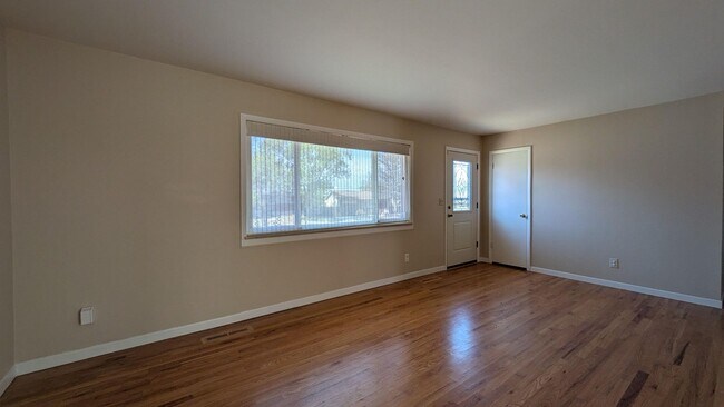 Foto del edificio - Spacious 4-Bedroom Ranch on Large Lot with Finished Basement