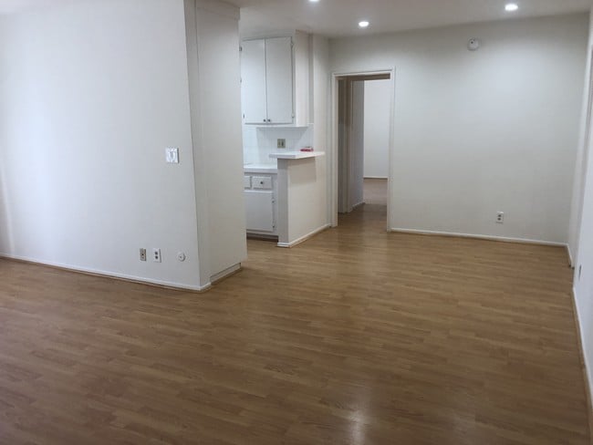 Building Photo - 1422 N Fairfax Ave