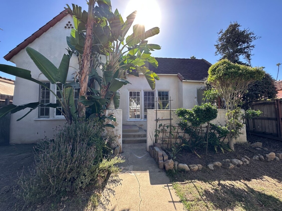 Primary Photo - 213-223 Los Aguajes Ave