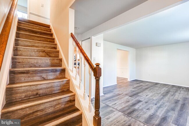 Building Photo - 15805 Anamosa Dr
