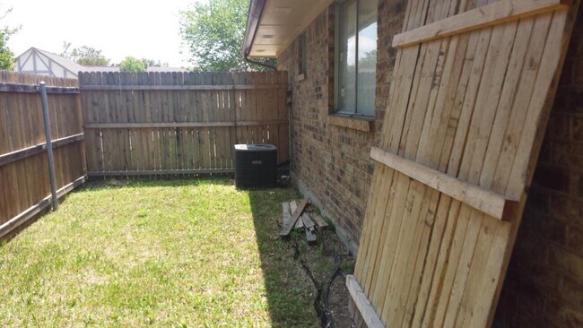 Building Photo - Beautiful 4 Bedroom in Garland!