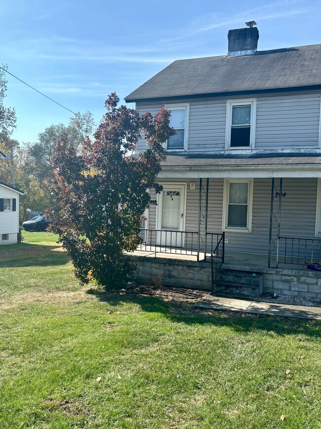 204 Washington St, Oliver, PA 15472 Townhome Rentals in Oliver PA