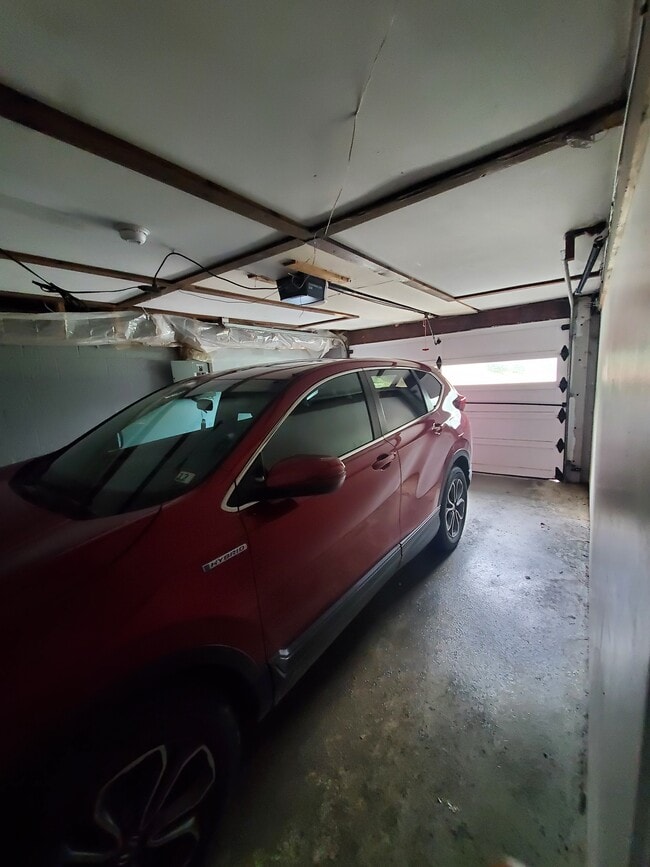Attached garage - 519 Lancaster Rd