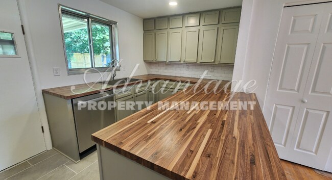 Foto del edificio - Newly Renovated Home in East Memphis