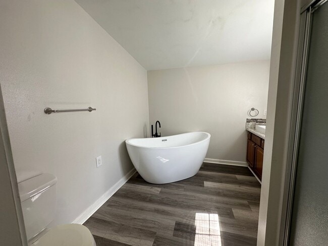 Building Photo - Welcome to this stunning 4-bedroom, 2-bath...