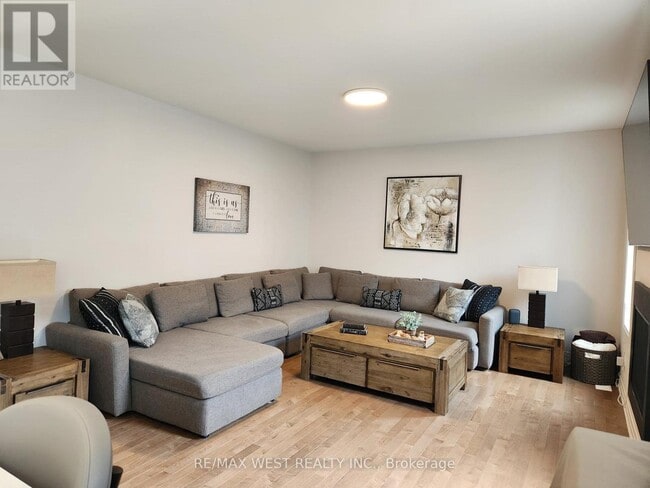 Building Photo - 609 Place De Sandillon