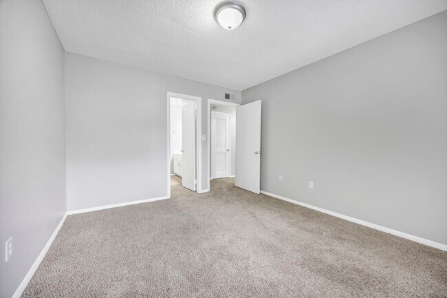 Foto del edificio - Landmark Woods Apartments