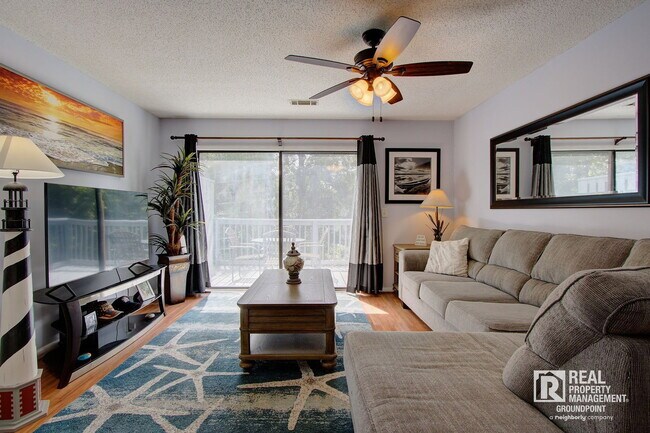Foto del edificio - 8471 Yadkin Cir