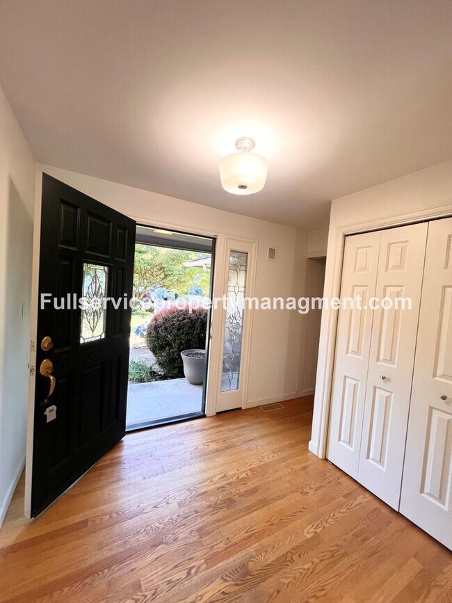Foto del edificio - Beautiful Mercer Island Home with Private Hot Tub Pavillion & Spacious Floor Plan