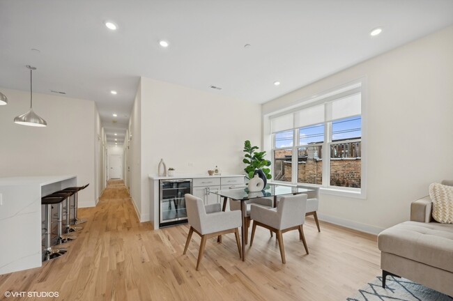 Foto del edificio - 3615 N Wilton Ave