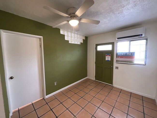 Foto del edificio - 1 Bedroom Single Story Home Available Near...