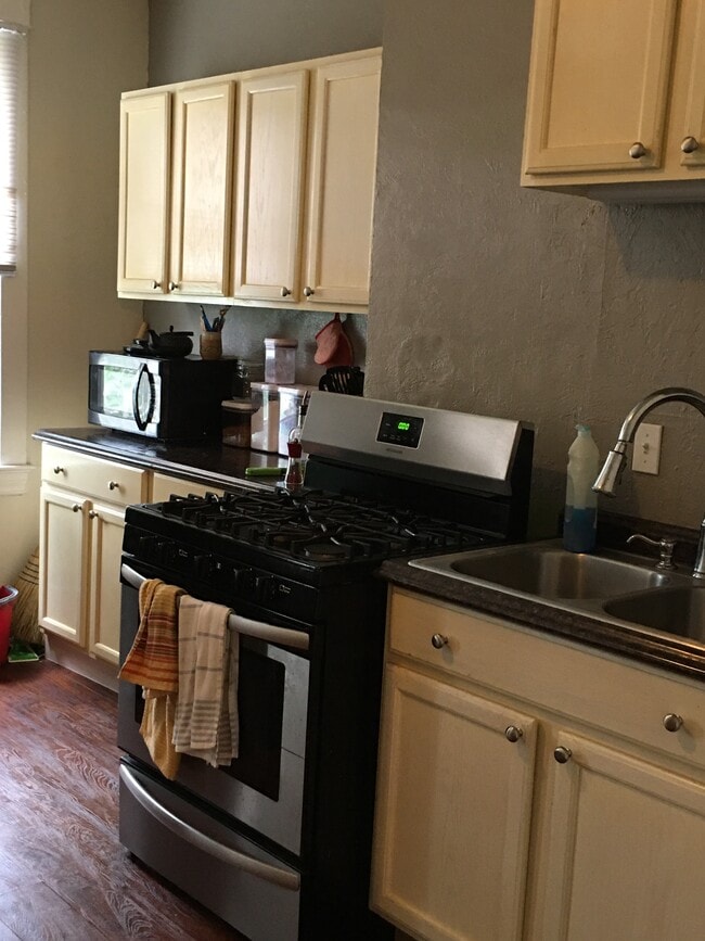 kitchen - 104 Ruth St