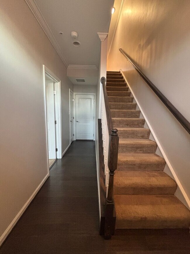 Building Photo - Beautiful Modern 3 Bedroom