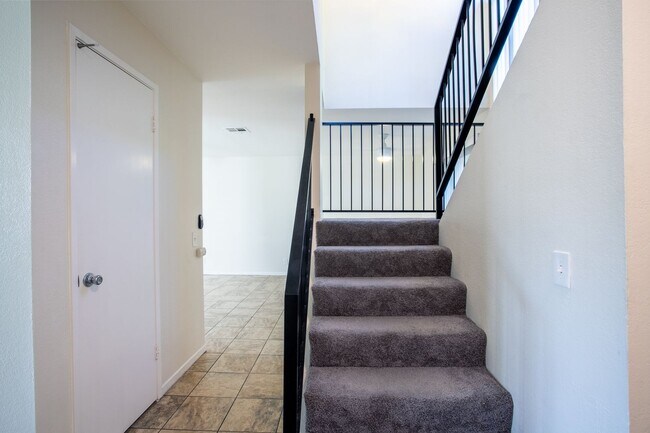 Building Photo - 28525 Ave. La Paz
