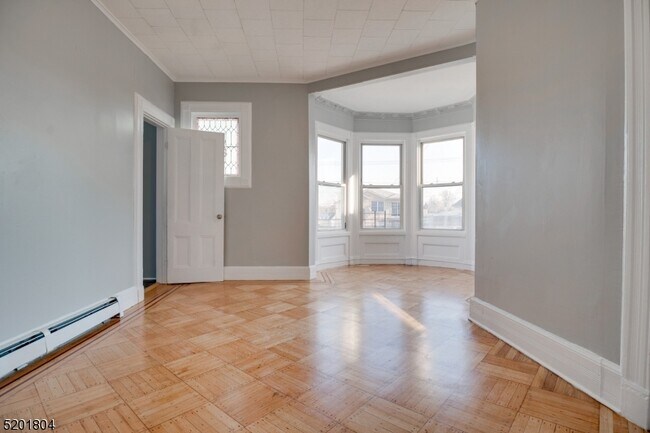 Building Photo - 398 Summer Ave