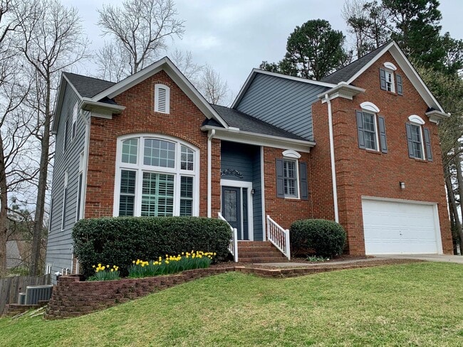 Building Photo - 5 Bed | 3.5 Bath House with Finished Basem...
