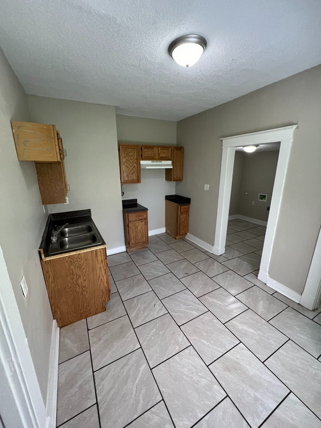 Building Photo - Rent reduced & Move-in Special - 1/2 Off F...