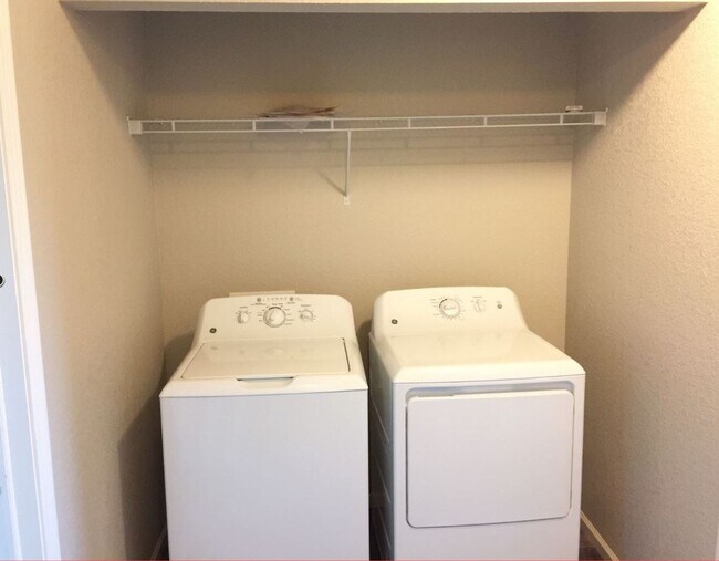 Foto del edificio - Spacious 3 bedroom, 3.5 bathroom Condo For Rent!