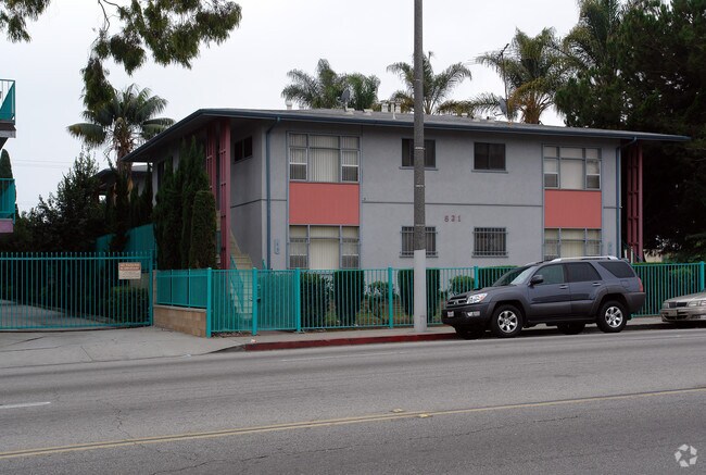 Foto del edificio - 821 Centinela Ave