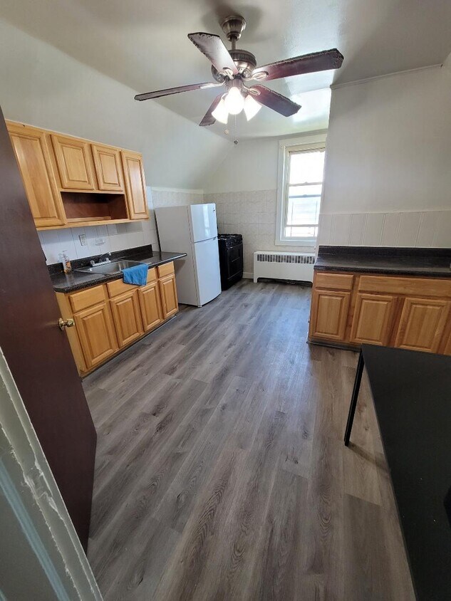 Primary Photo - 250 W 2nd St