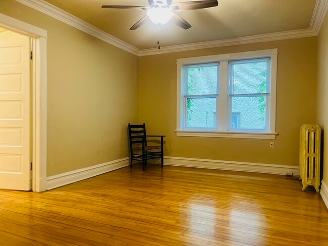 Living room - view 1 - 531 S Lombard Ave