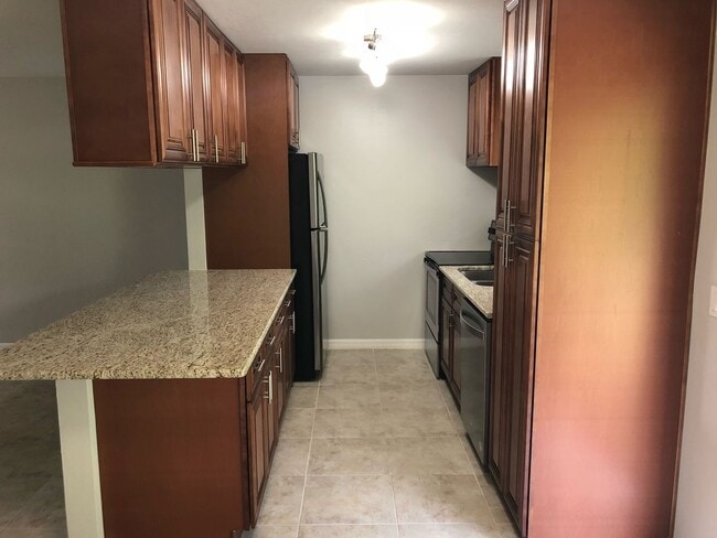 Building Photo - Available NOW  - 2/2 Duplex w/ 2 Car Garag...