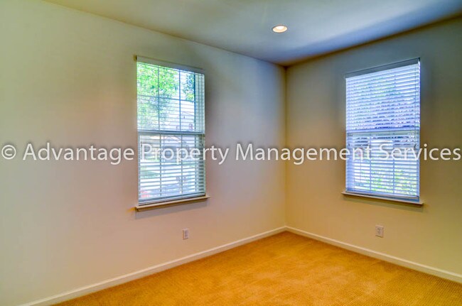 Building Photo - 2432 Maidenhair Way