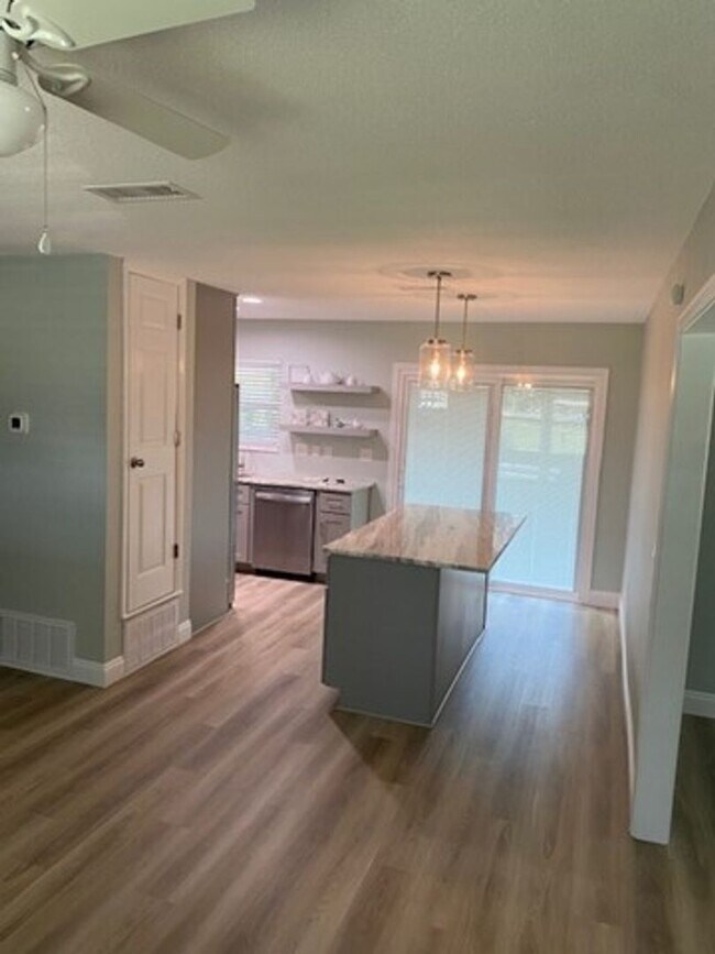 Foto del edificio - UPDATED 3B/1.5B Home in the Heart of Ft. Walton Beach