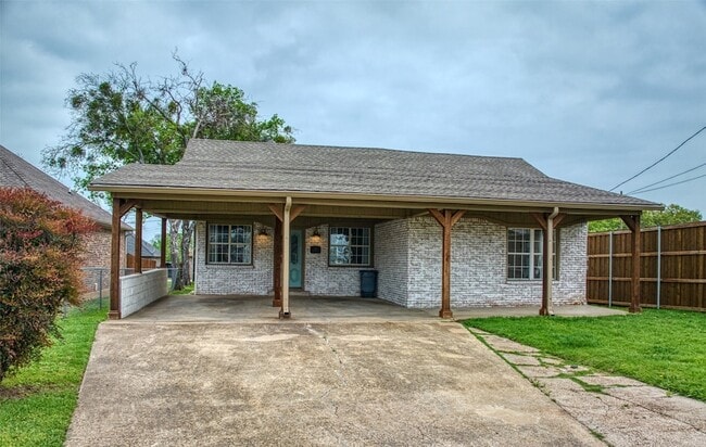 Building Photo - 315 E Avenue F